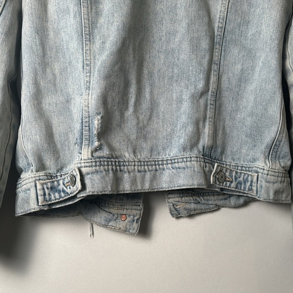 Light Wash Distressed Denim Old Navy Casual Cotton Denim Jean Jacket Size Medium - Picture 7 of 7